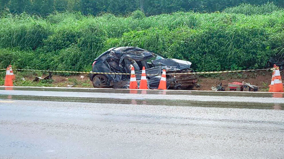 Passageira morre e motorista fica ferido em colisão com carreta na BR-163 em Nova Mutum