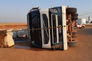 Carreta carregada com algodão tomba em avenida de Sorriso; motorista fica ferido