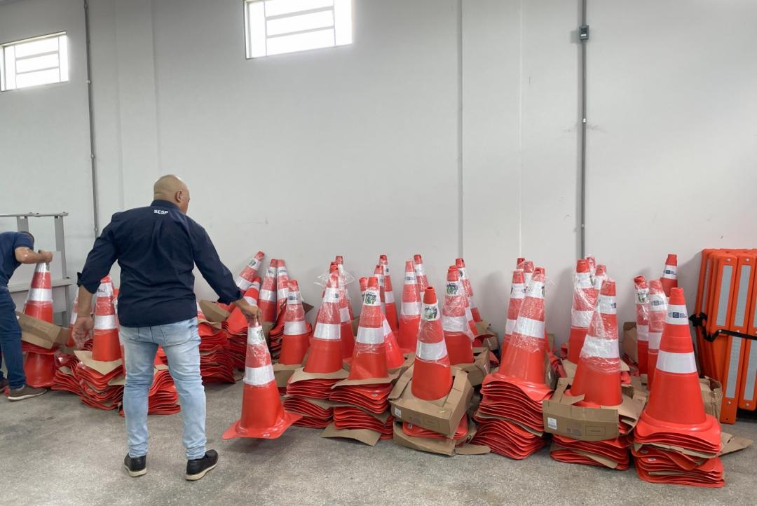 Sesp entrega mais de 15 mil itens de sinalização de trânsito às forças de segurança