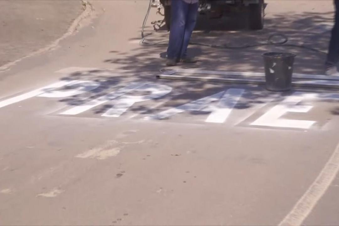 Equipe erra a palavra PARE ao pintar o asfalto