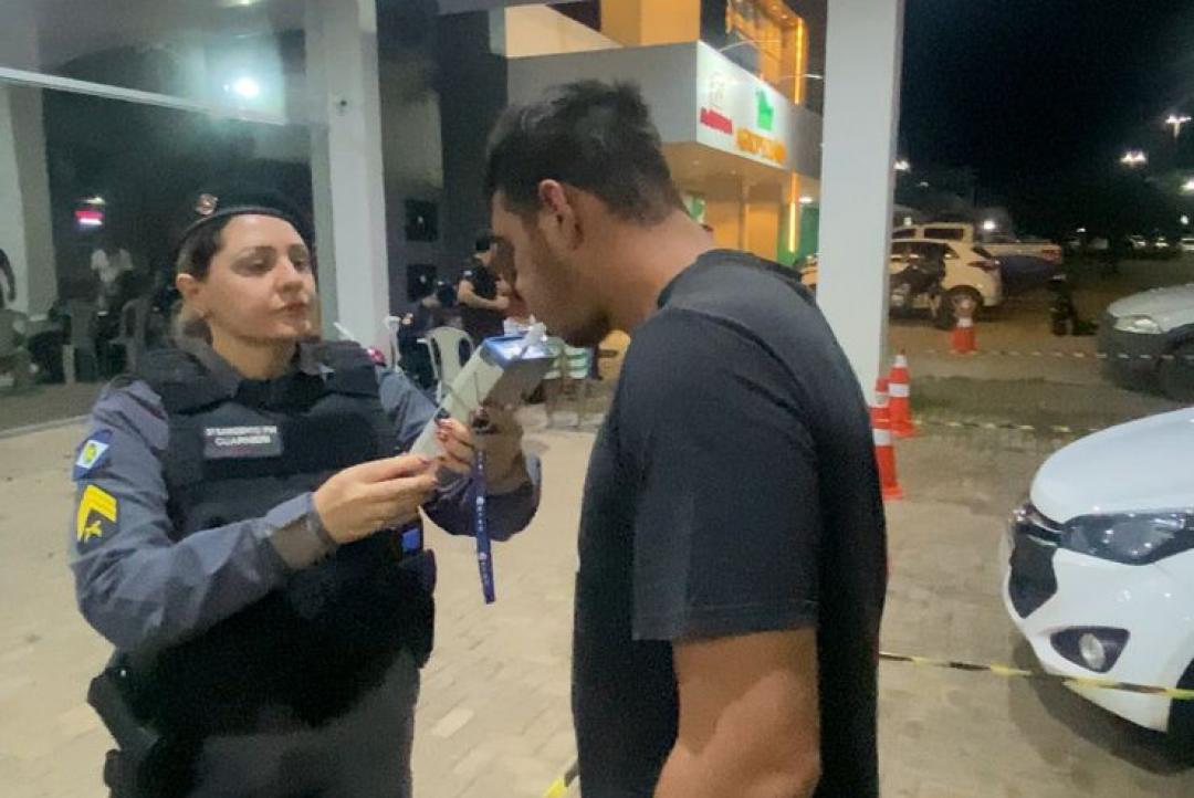 106 condutores sopraram o bafômetro em blitz da Lei Seca