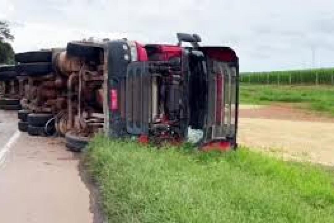 Motorista perde controle e tomba carreta na BR-163 