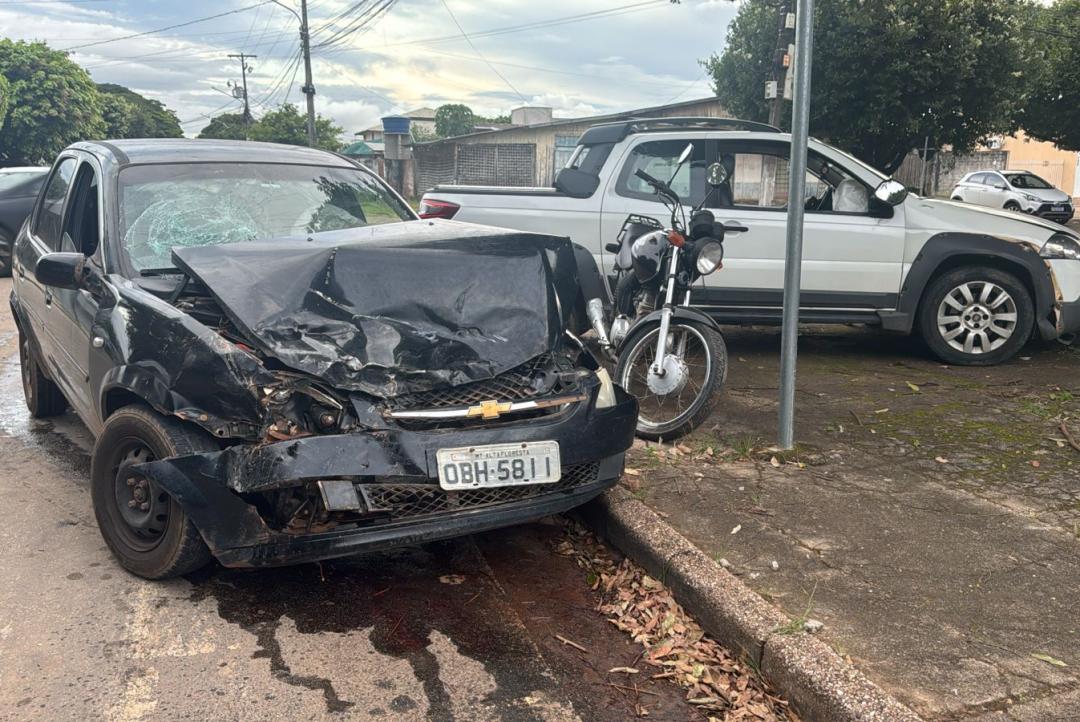 Pai e filha são atingidos após batida entre carros no setor A