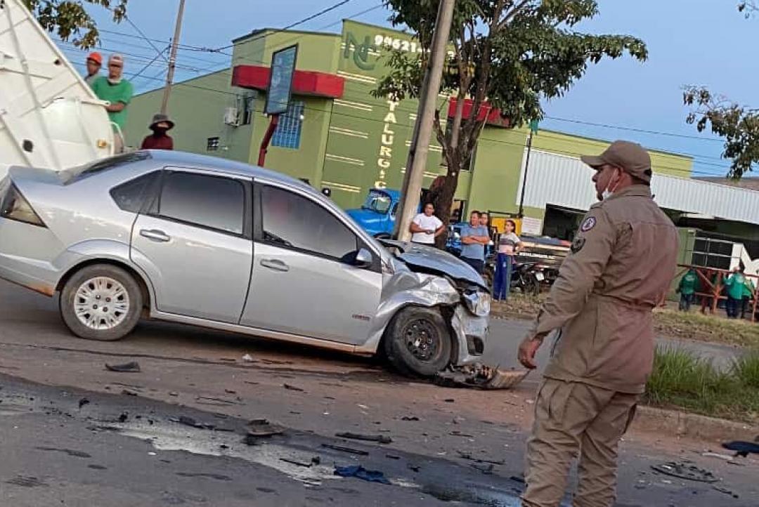 Batida entre carros provoca estrago na Perimetral