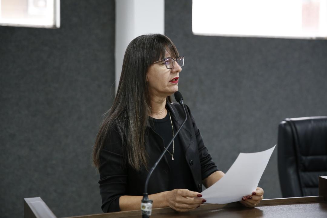 Vereadora dá 15 dias para Prefeitura explicar contratos da saúde