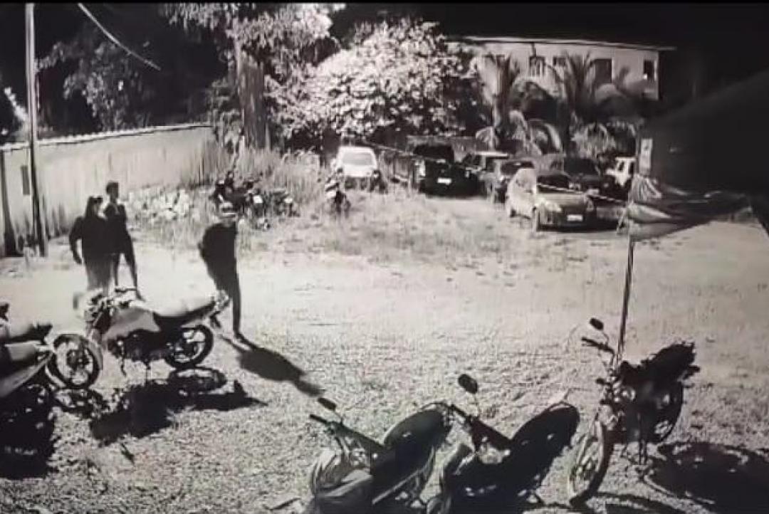 Ladrões invadem pátio de secretaria e furtam motos 