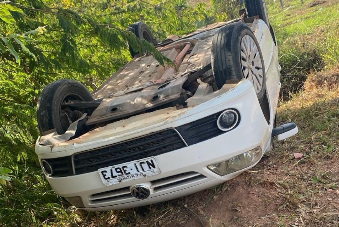 Mulher perde o controle e capota carro na Perimetral