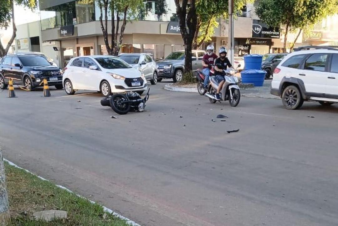 Motoqueiro é socorrido após acidente na Ludovico