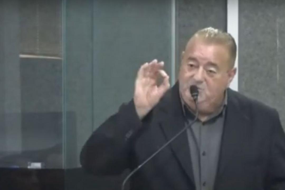 Tuti volta a chamar secretário de 