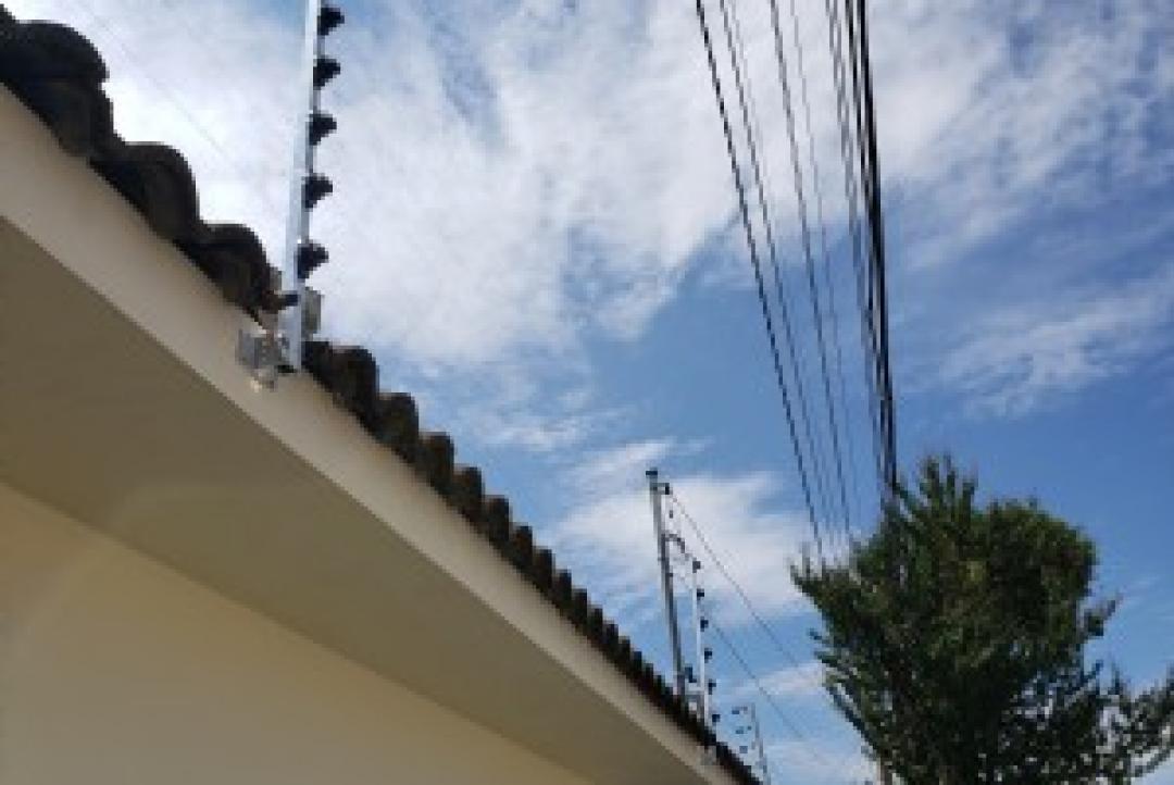 Caminhão derruba fios e danifica cerca elétrica em Alta Floresta