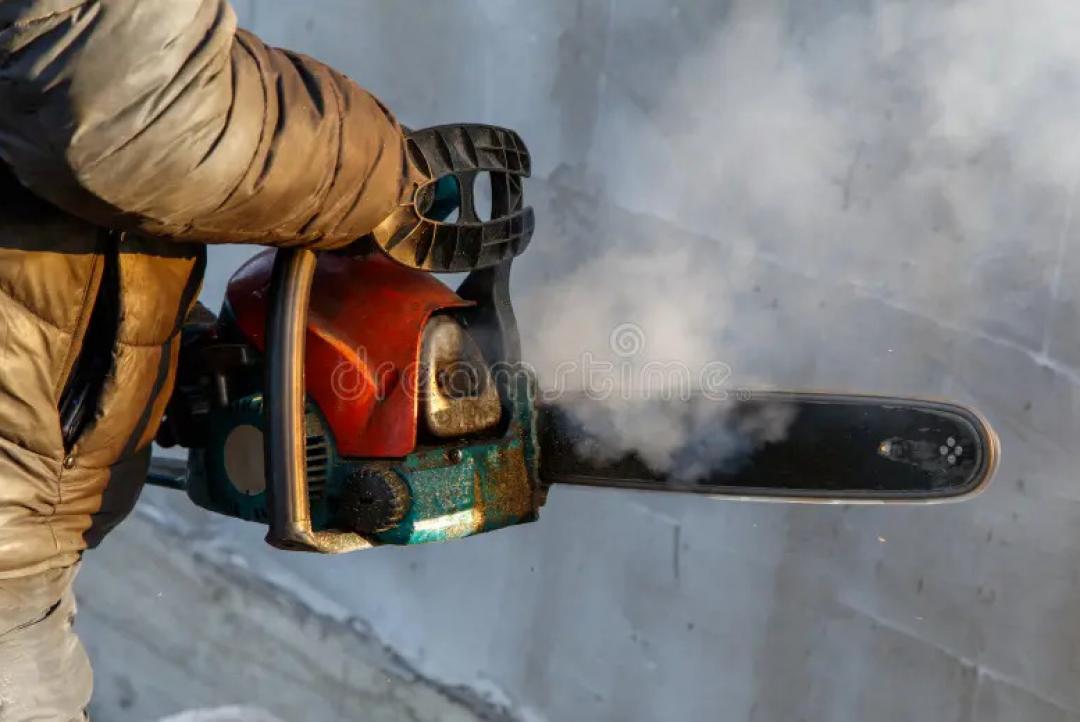 Homem é preso após invadir residência com motosserra em Colíder