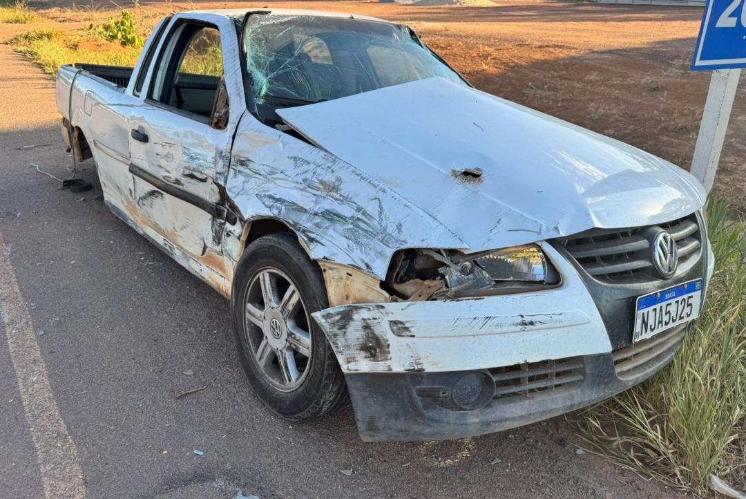 Saveiro capota após atingir outro carro: motorista é preso