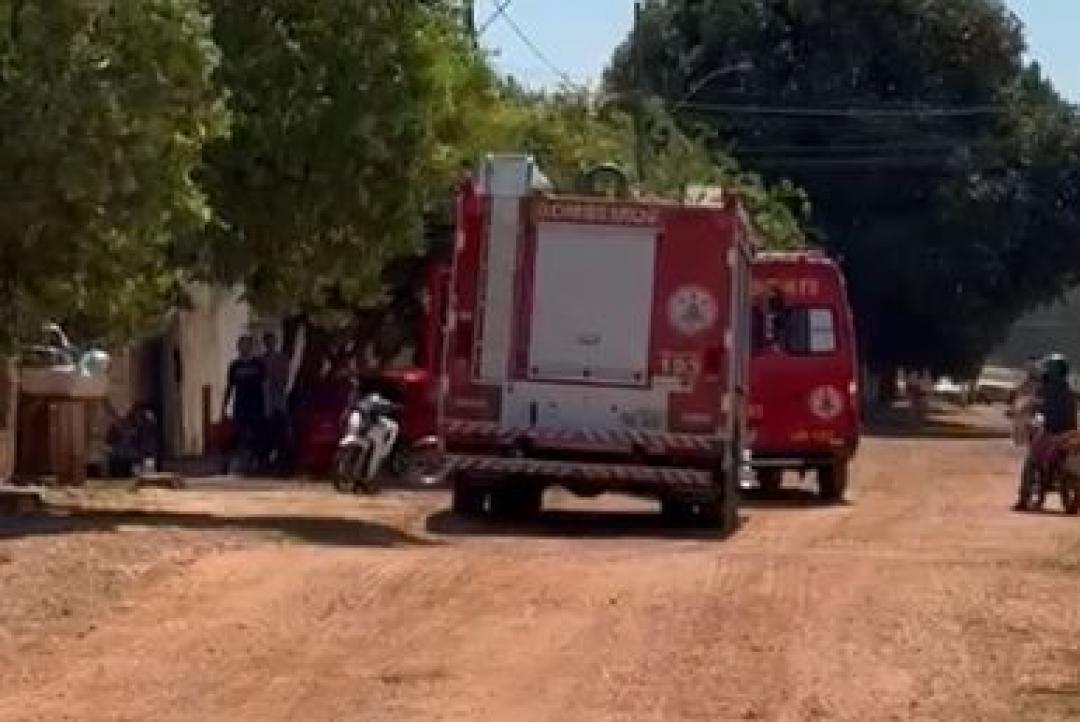 Casa pega fogo: situação é controlada com ajuda de populares