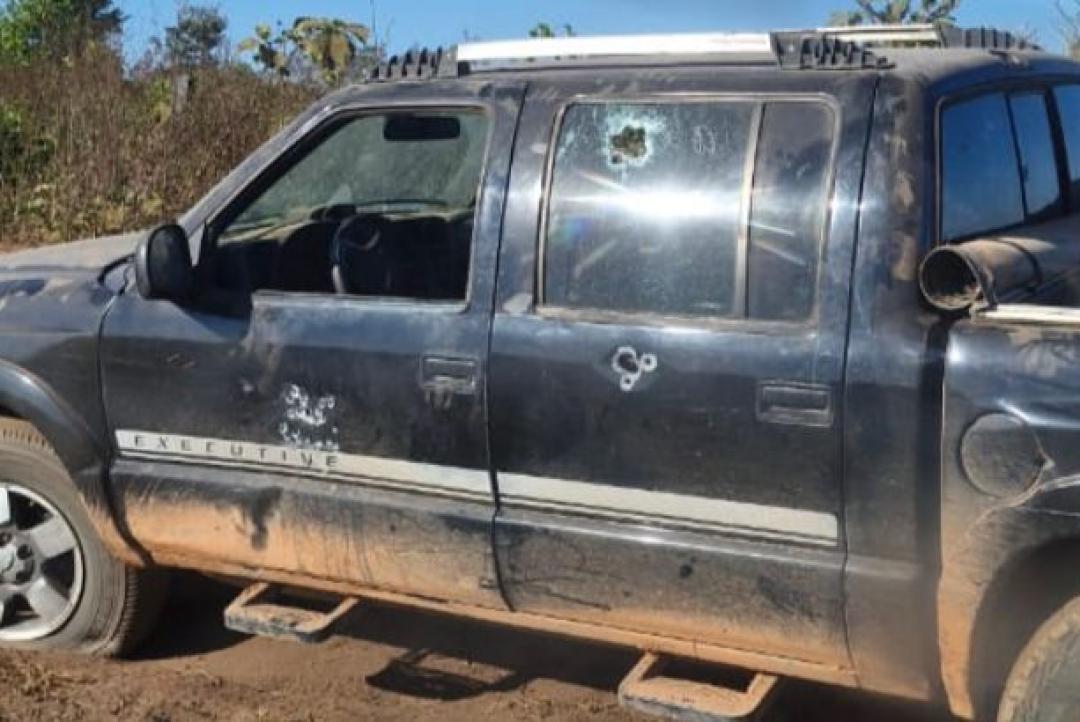 Caminhonete é alvejada por tiros em Paranaíta  