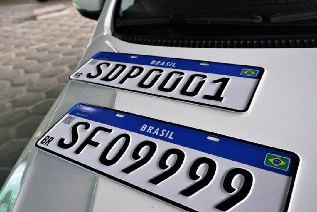 Projeto propõe retorno de município e estado nas placas de veículos no Brasil
