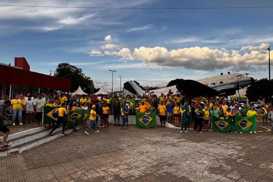 Manifestantes se reúnem na Praça da Cultura em Alta Floresta  
