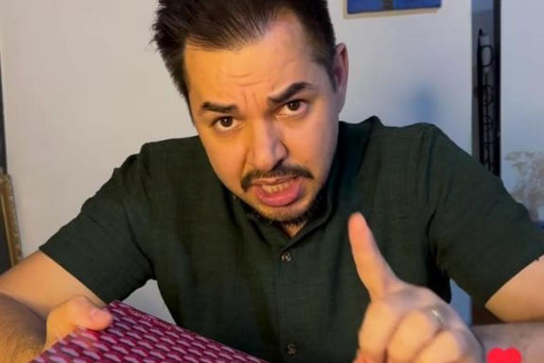 Pai descobre conteúdo de cunho sexual em caderno escolar da filha  