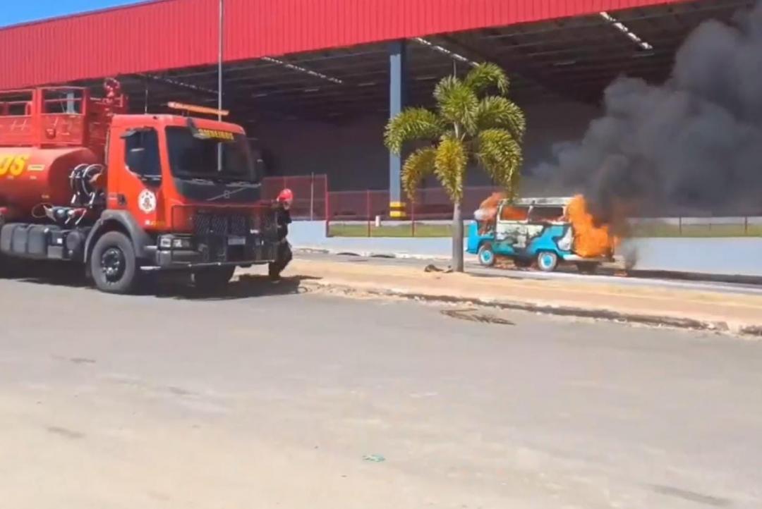 Kombi pega fogo e mobiliza Bombeiros no centro de Alta Floresta
