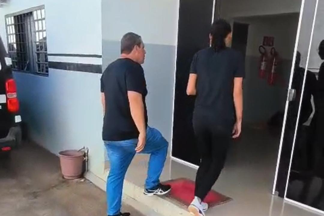 Jovem acusada de furtar R$ 65 mil de idosos em Alta Floresta deixa prisão após pagar fiança