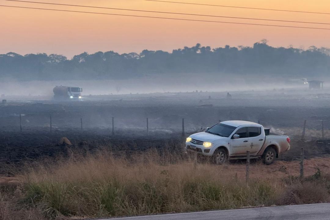 Incêndio destrói área de pastagem próximo à Carlinda  