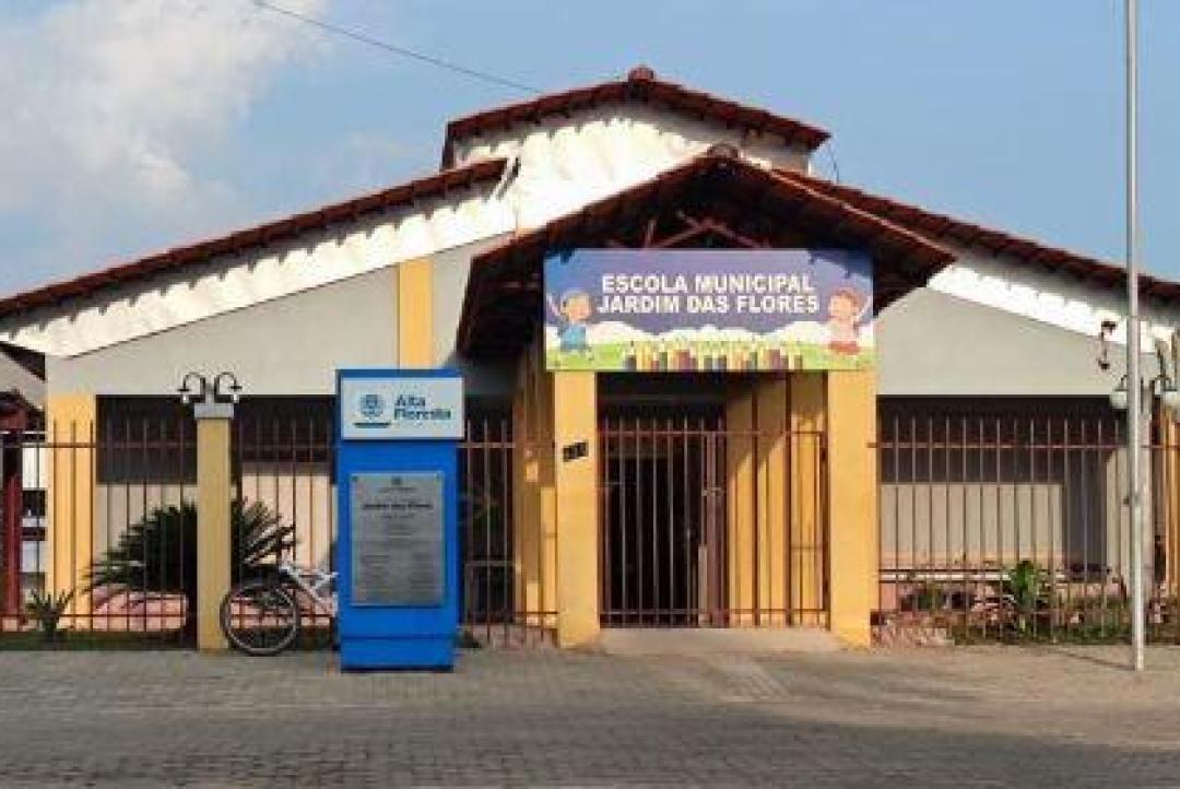 Diretor afastado após polêmica em escola quer o cargo de volta  