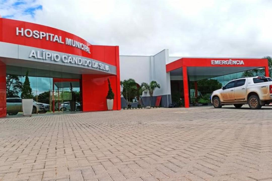 Caminhão tomba na MT-206 em Paranaíta e motorista fica ferido