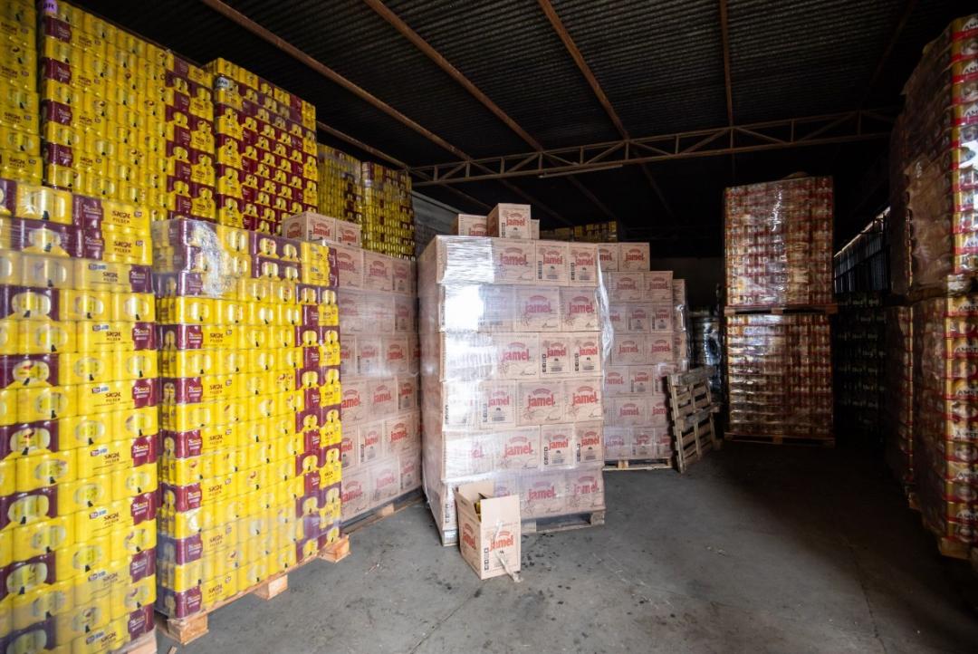 Bebidas suspeitas de falsificação são apreendidas em oficina em Cuiabá