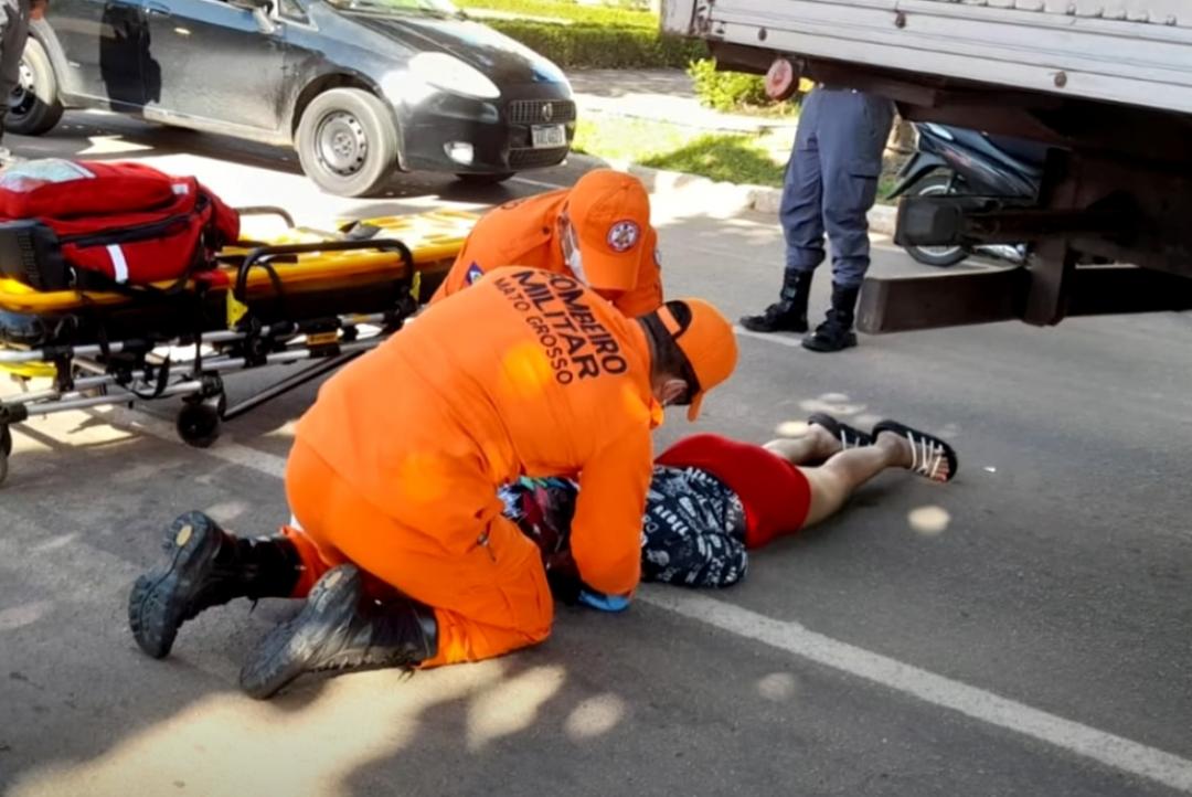 Jovem desequilibra e quase para em baixo de caminhão em AF