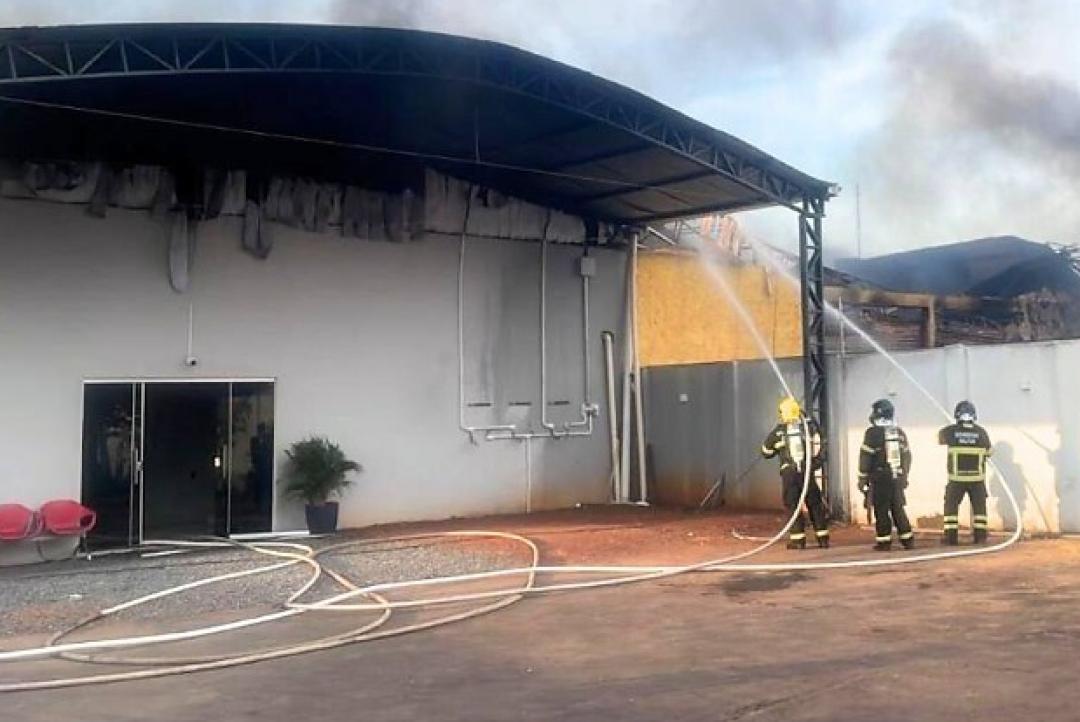 Incêndio destrói depósito de Prefeitura e causa prejuízo milionário 