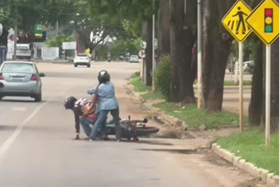 Casal sofre queda de moto no centro de Alta Floresta| Veja vídeo  