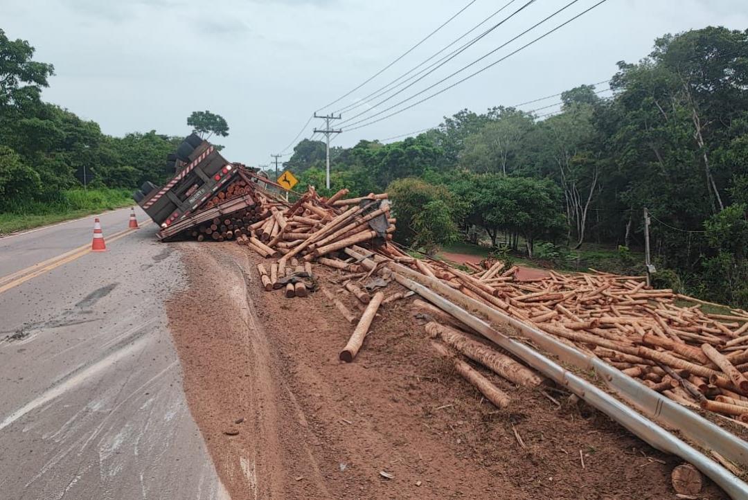 Carregado de madeira caminhão tomba na MT-208