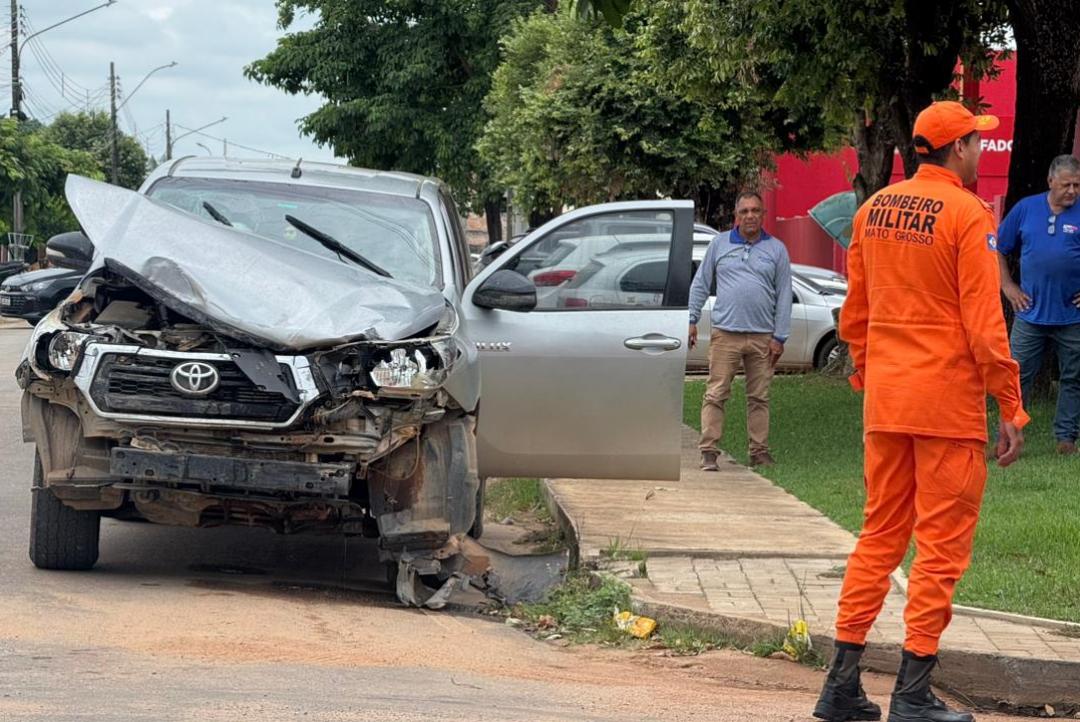 Batida entre caminhonetes deixa rua B parcialmente bloqueada