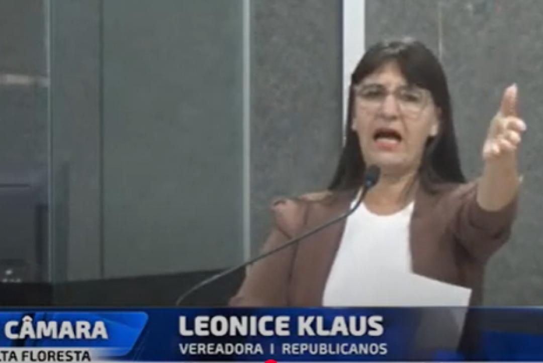 Leonice critica Alécio: 