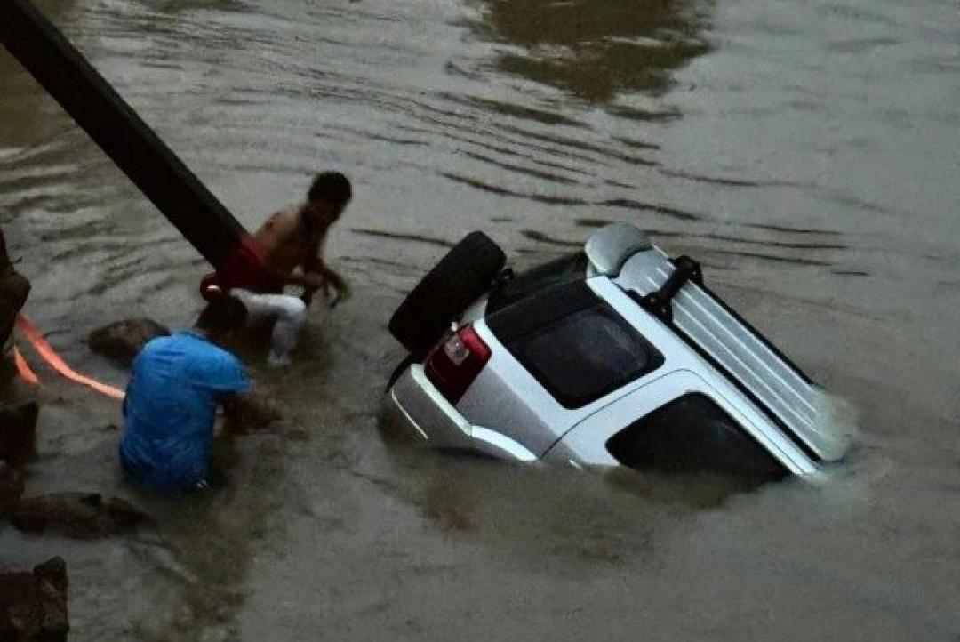 Condutor perde controle e carro cai em rio 