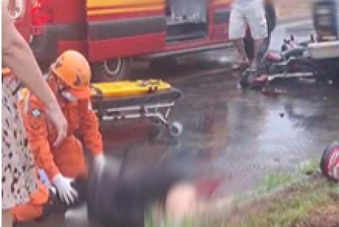 Colisão entre caminhonete e moto deixa mulher ferida 