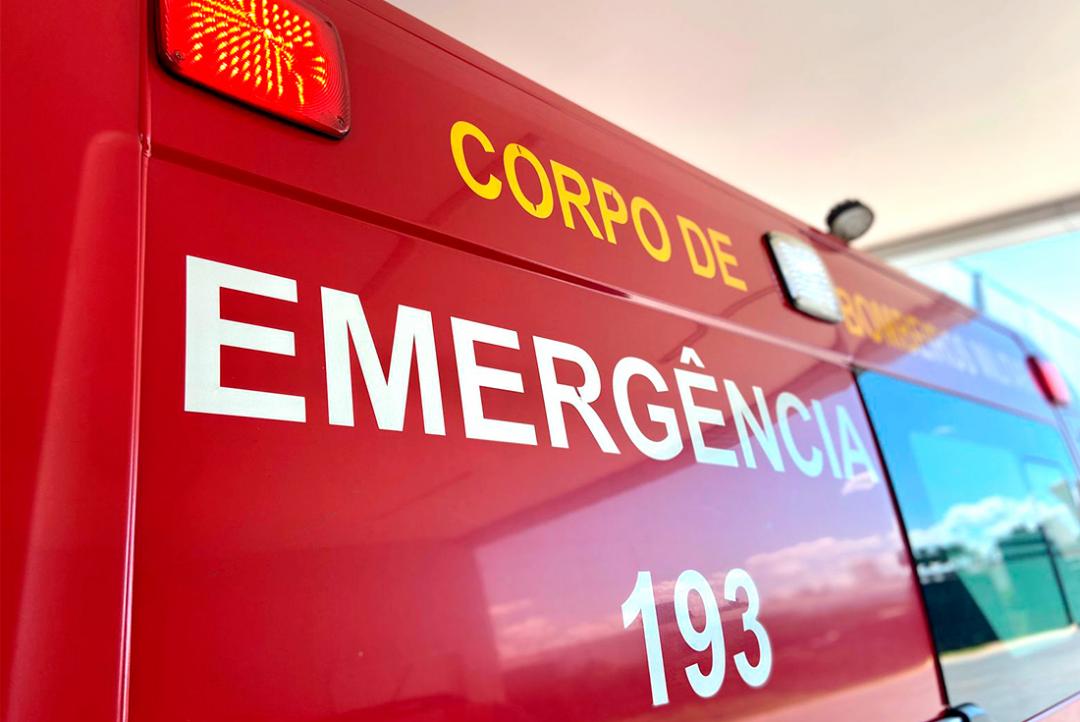 Condutora perde controle de moto e fica ferida após cair em quebra-molas no Centro