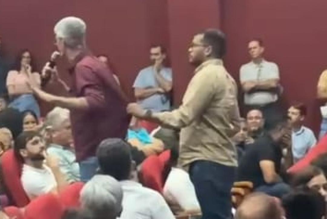 Prefeito é “encurralado” e perde a linha em reunião com empresários 