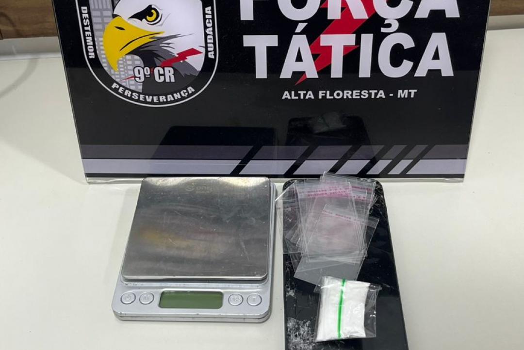 Força Tática prende jovem por tráfico de drogas no Jardim das Araras