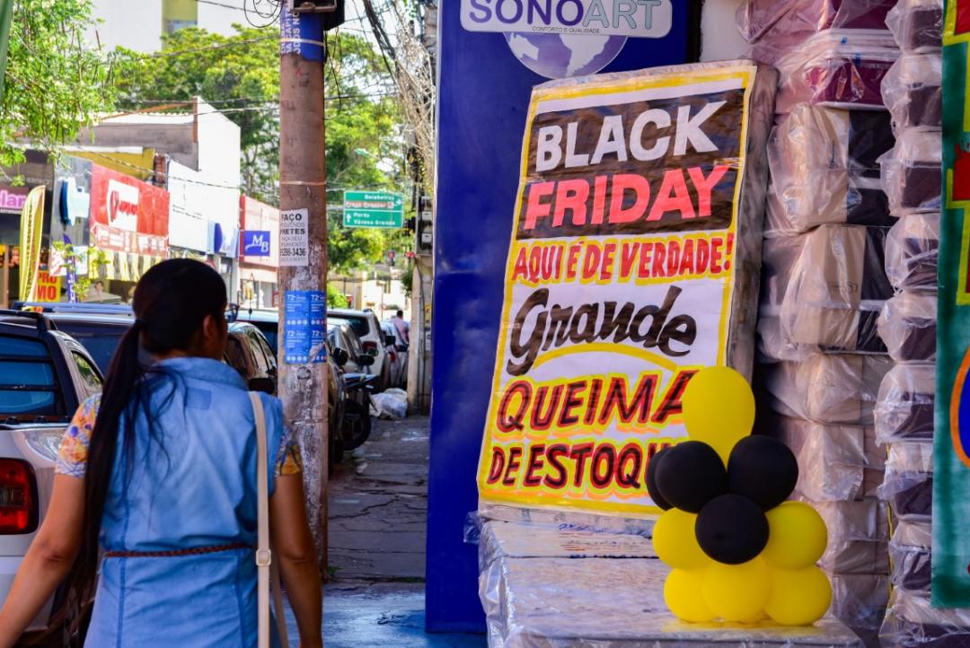 Consumidores devem ficar atentos a golpes e pesquisar preços de produtos, orienta Procon-MT