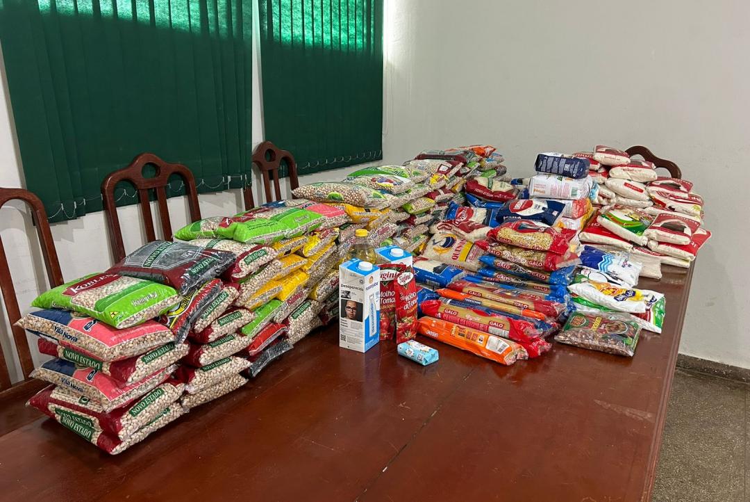 Alimentos arrecadados em show de stand-up de Marcus Cirillo, realizado em Alta Floresta, são entregues à Assistência Social e Cidadania