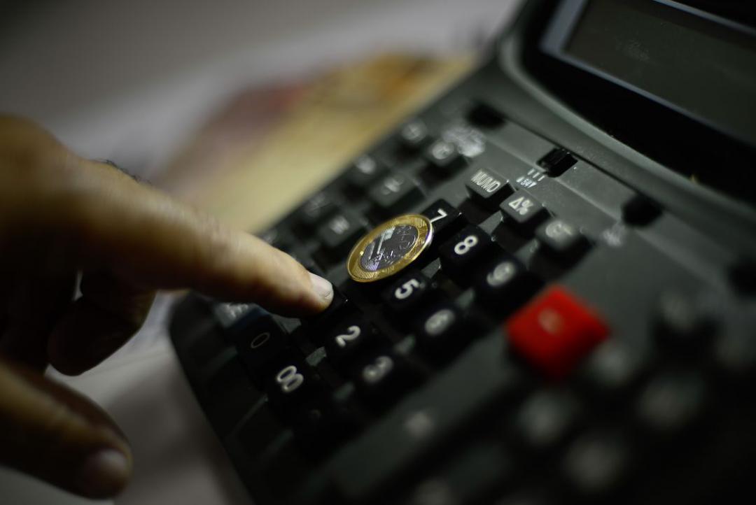 Inscritos no CadÚnico vão receber contas como água e luz com isenção federal em 2027